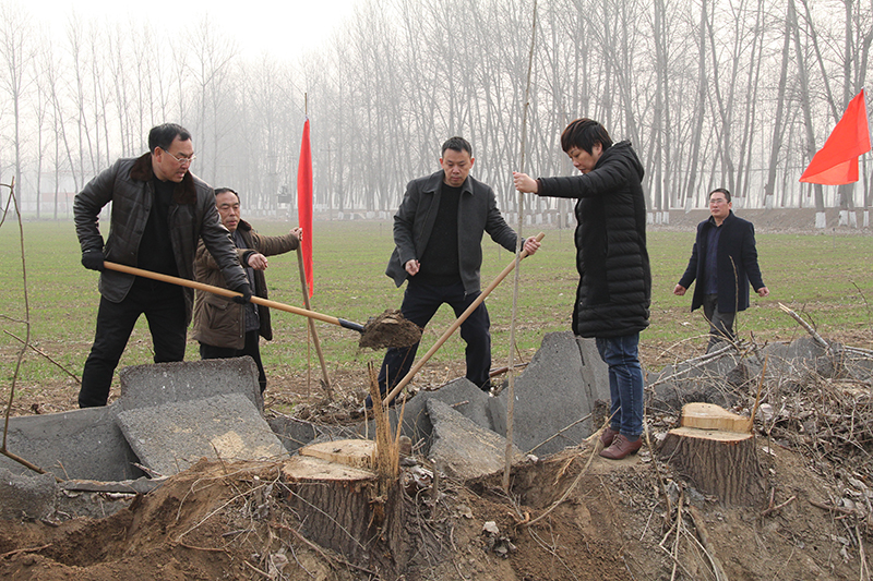 博農(nóng)集團(tuán)領(lǐng)導(dǎo)、基層黨政負(fù)責(zé)人等同志積極參加植樹(shù)活動(dòng)